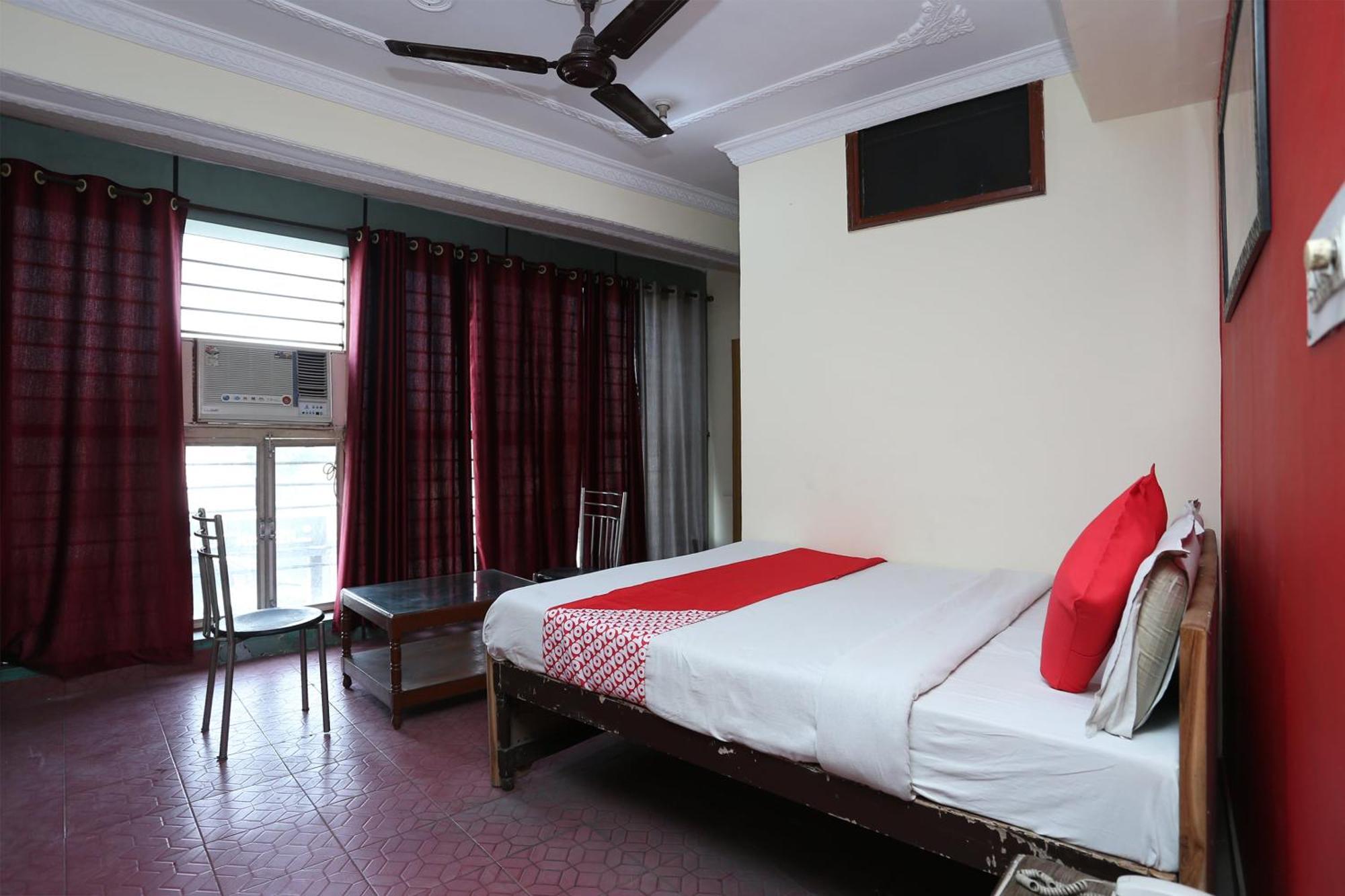 Oyo 39830 Hotel Esquire Meerut Exteriör bild